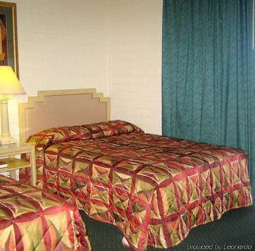Econo & I-8 Hotel 2*